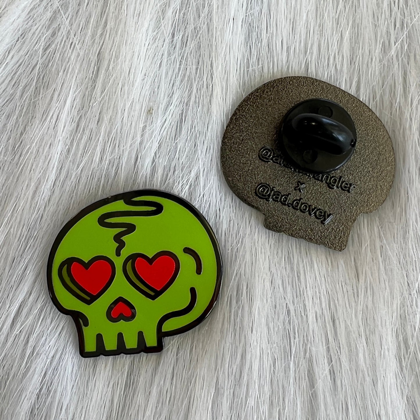 Heart Eyes Skull - Enamel Pin