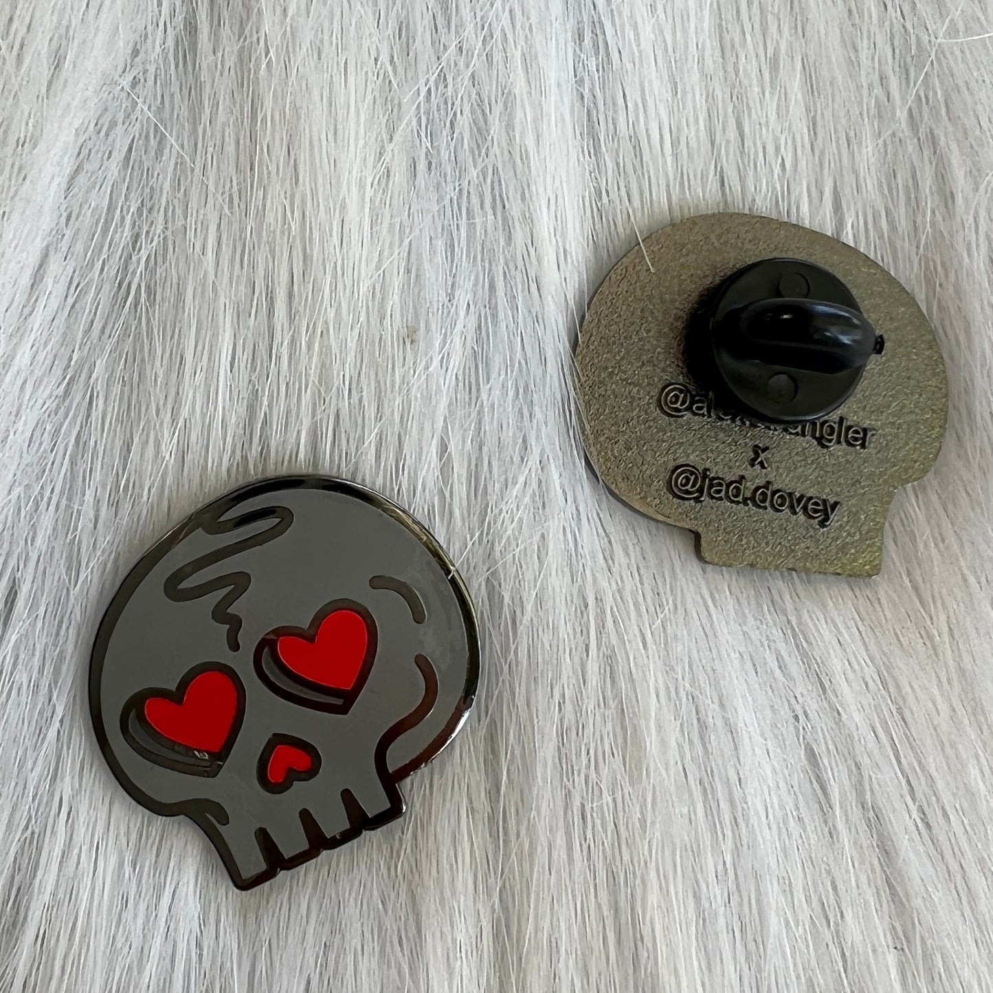 Heart Eyes Skull - Enamel Pin