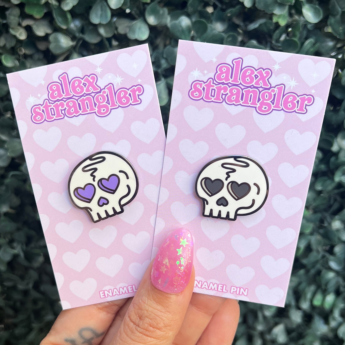 Heart Eyes Skull - Enamel Pin
