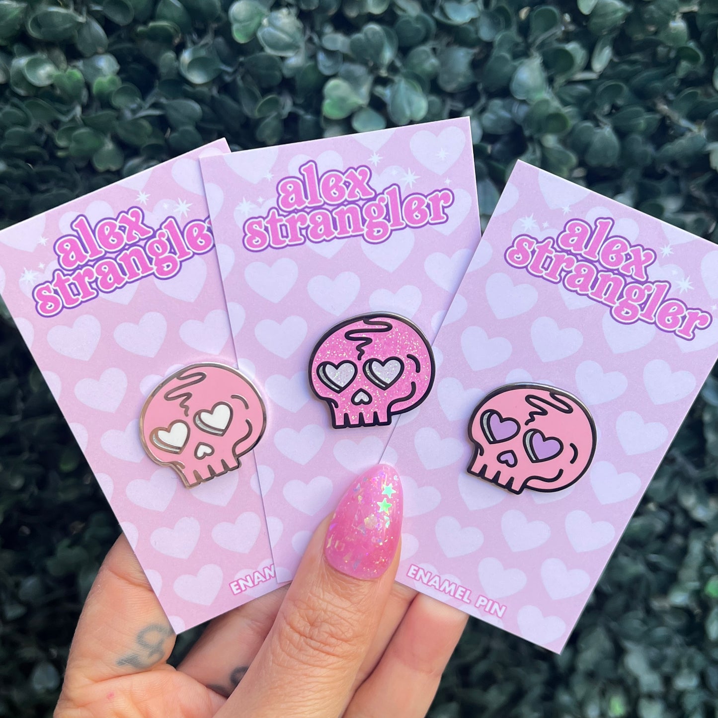 Heart Eyes Skull - Enamel Pin