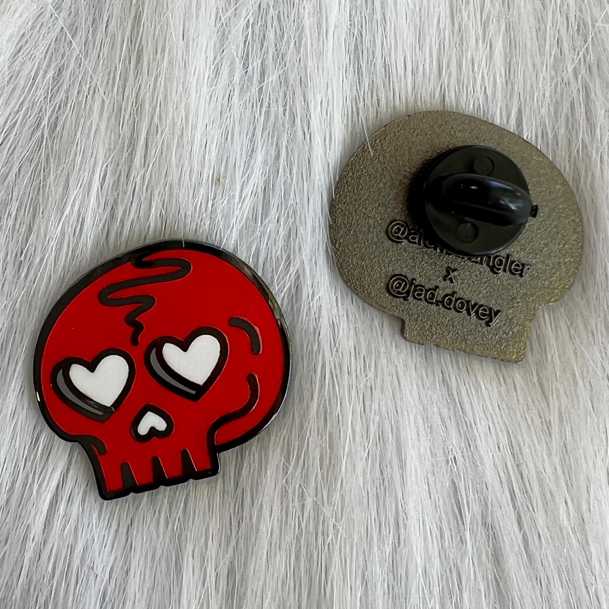 Heart Eyes Skull - Enamel Pin