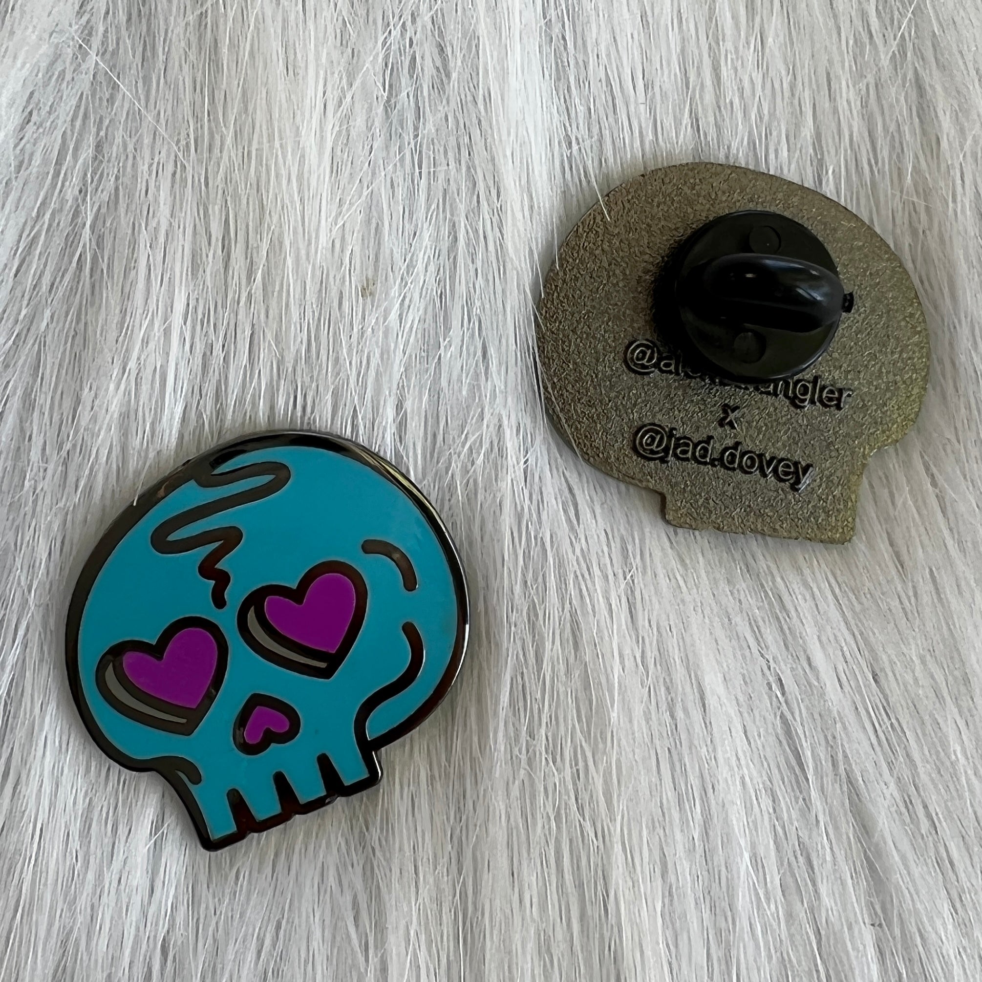 Heart Eyes Skull - Enamel Pin