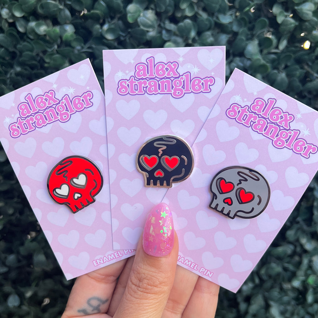 Heart Eyes Skull - Enamel Pin